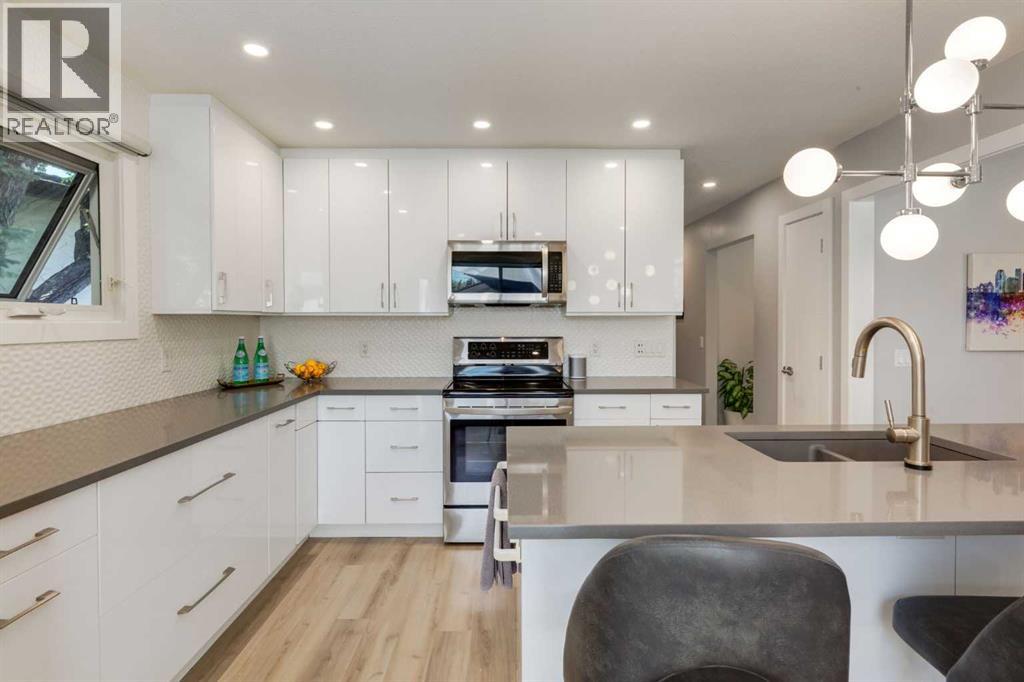 Photo 14 of 31 Silverstone Bay Nw, Calgary AB