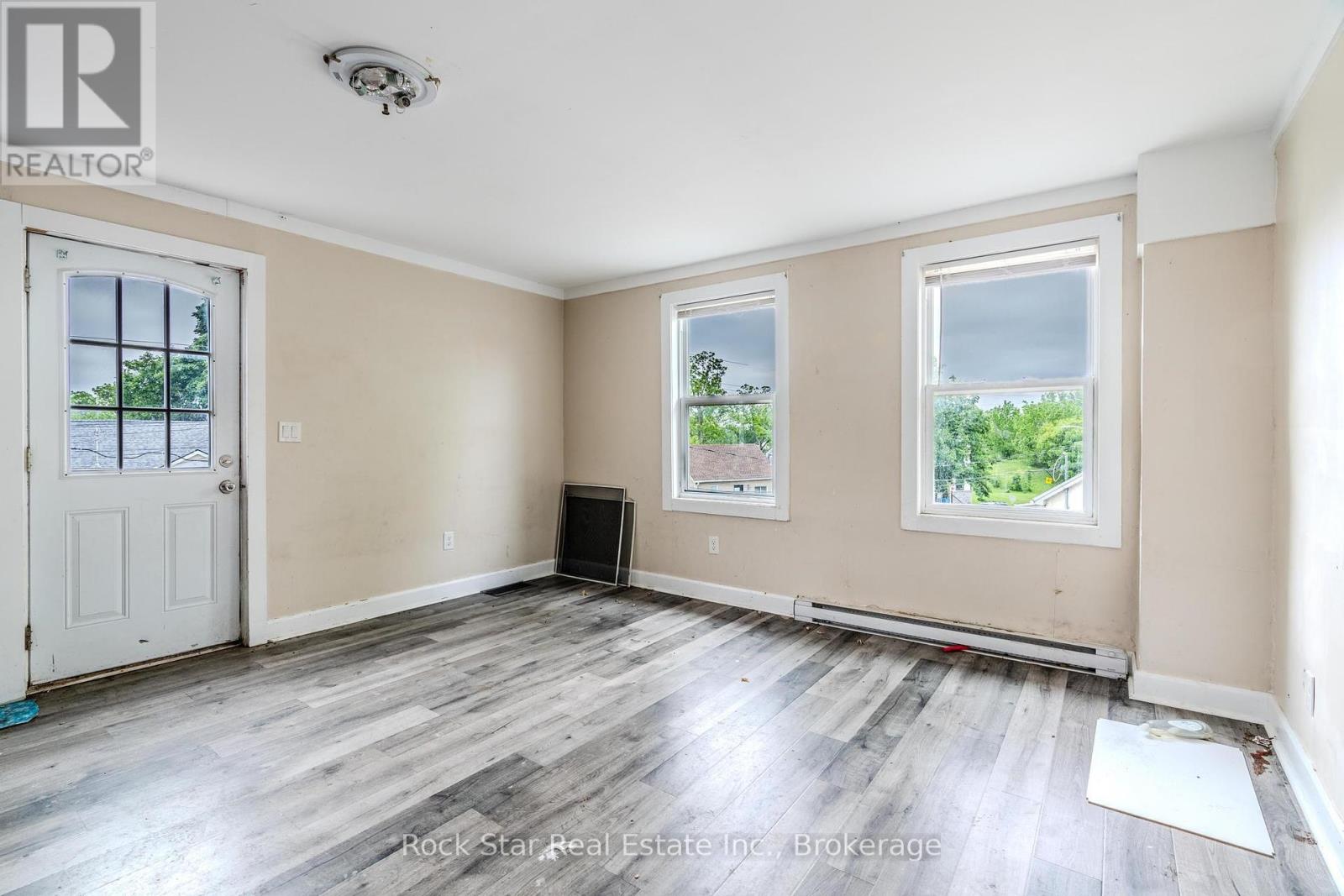 Photo 2 of 108 Niagara Falls Road, Thorold ON