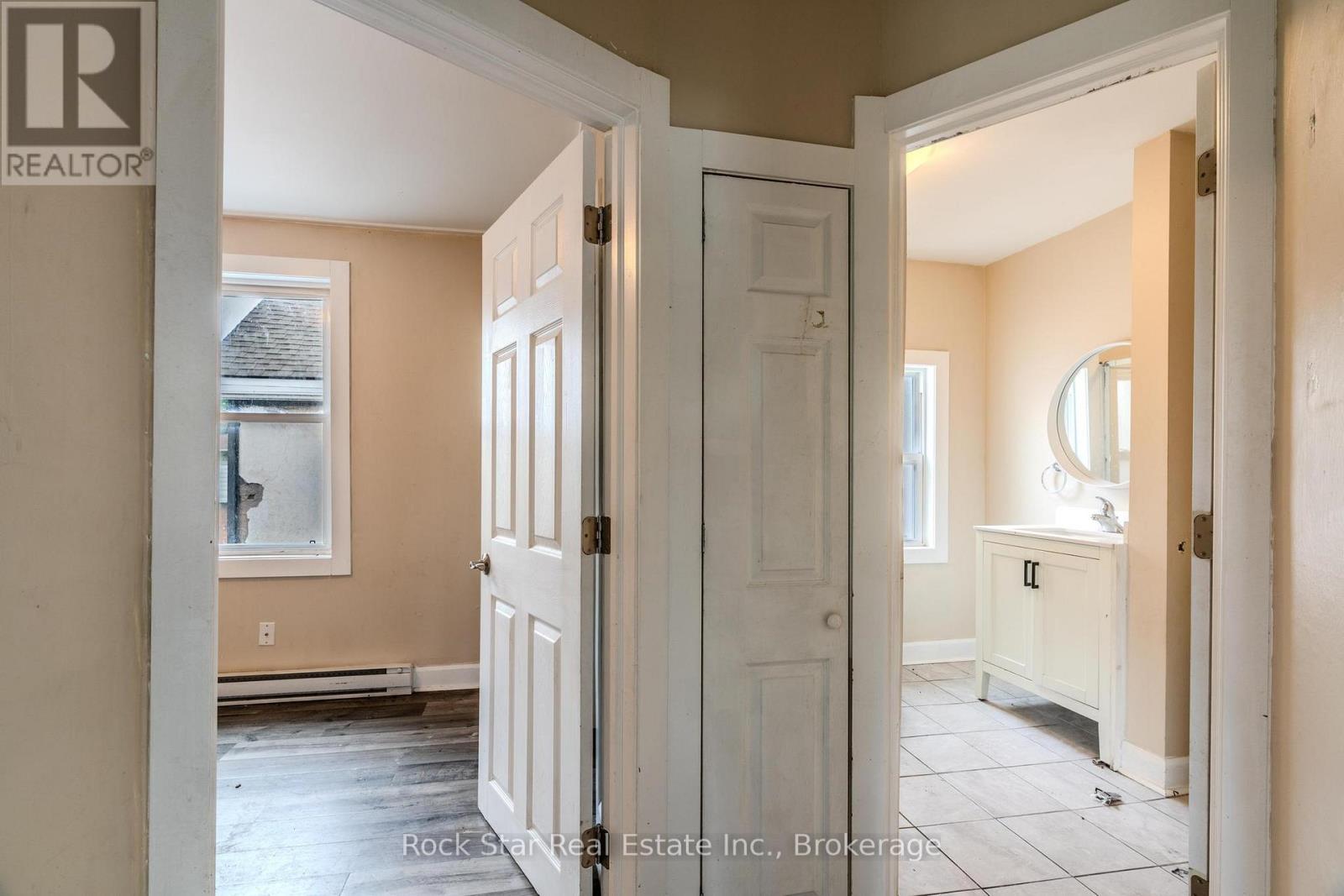 Photo 5 of 108 Niagara Falls Road, Thorold ON