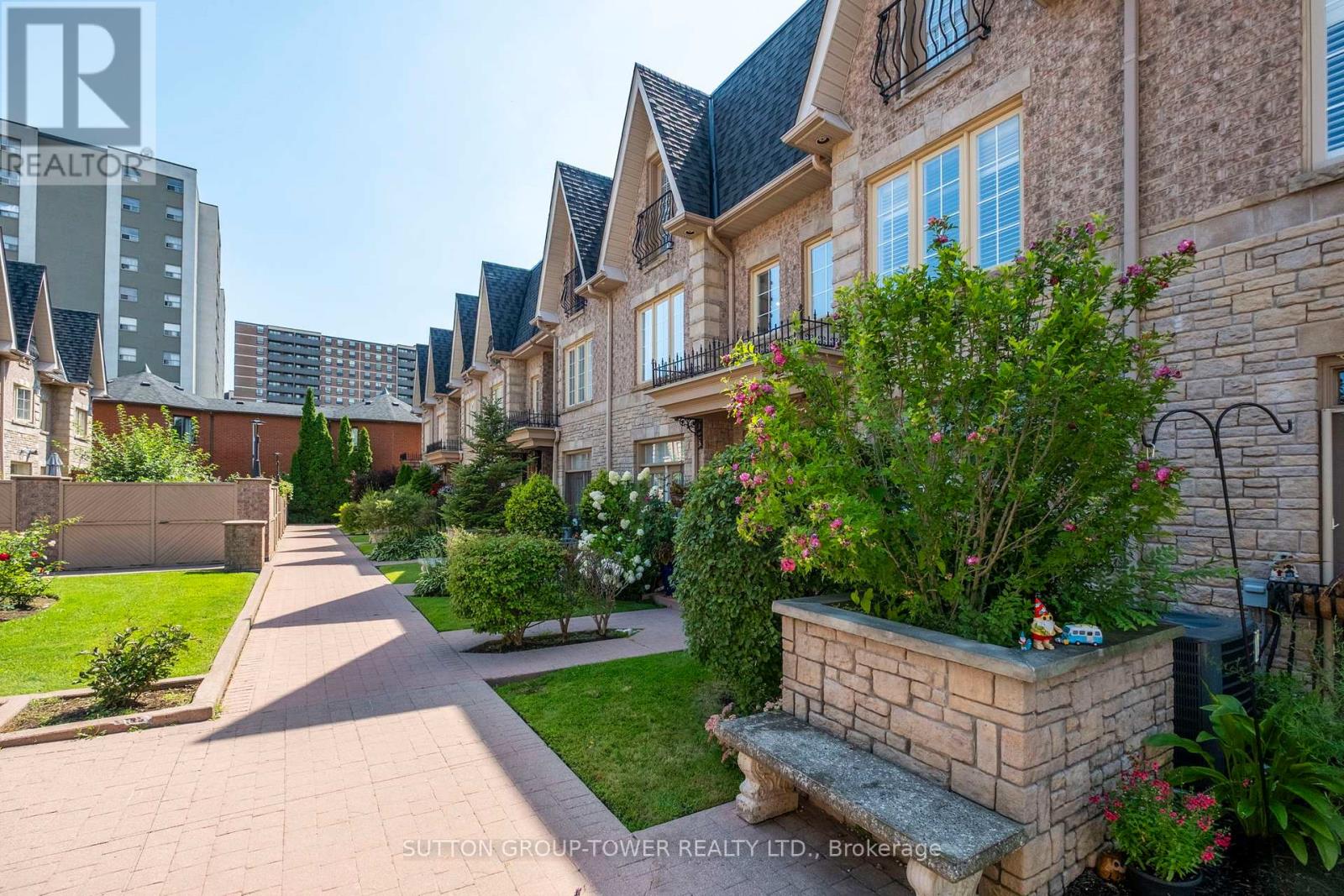Photo 2 of 544 C Scarlett Road, Toronto ON