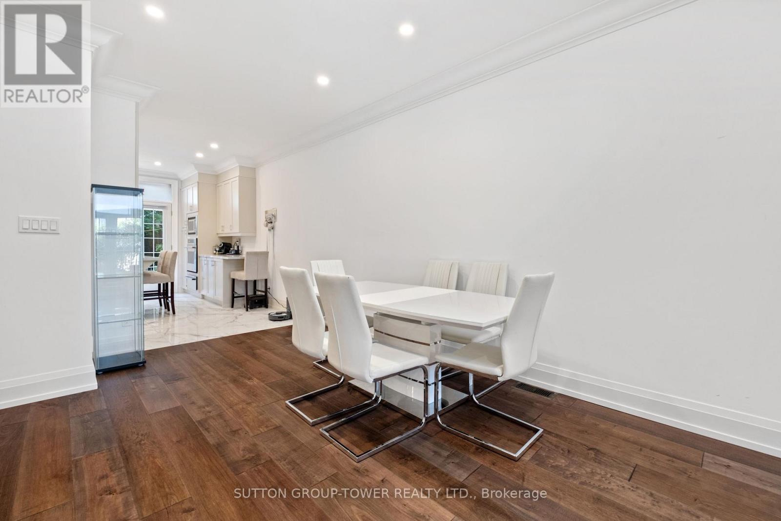 Photo 8 of 544 C Scarlett Road, Toronto ON