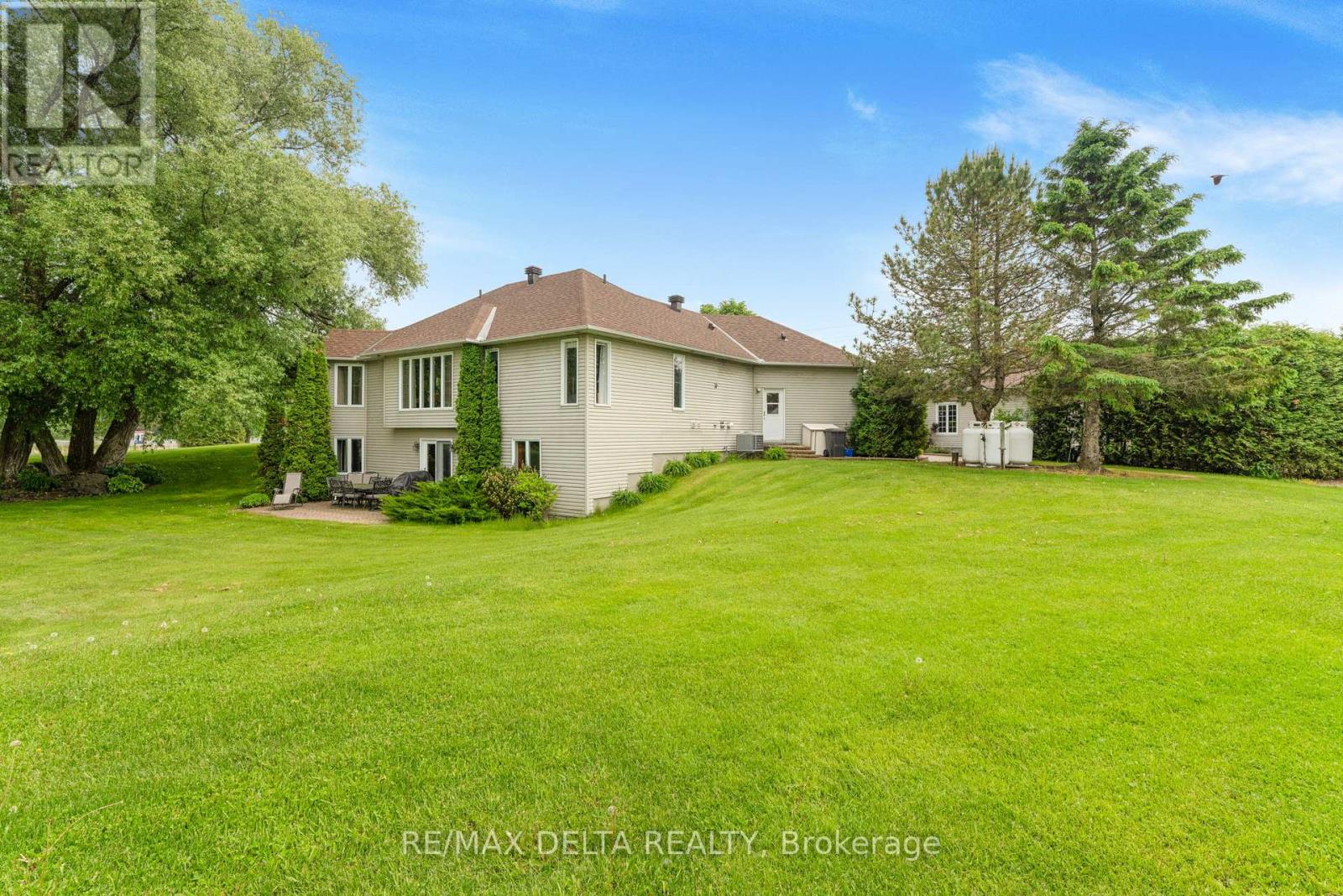 Photo 9 of 1819 Baseline Road, Clarencerockland ON