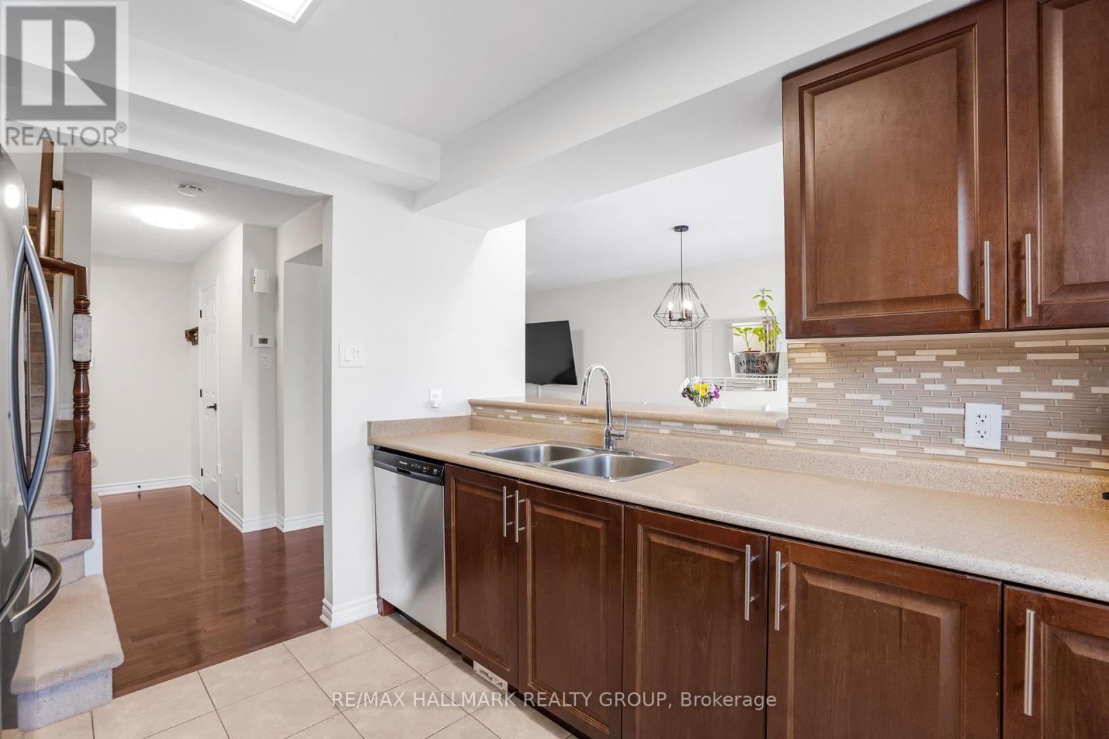 Photo 17 of 110 Sunshine Crescent, Ottawa ON