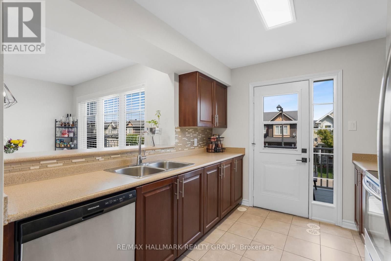 Photo 19 of 110 Sunshine Crescent, Ottawa ON