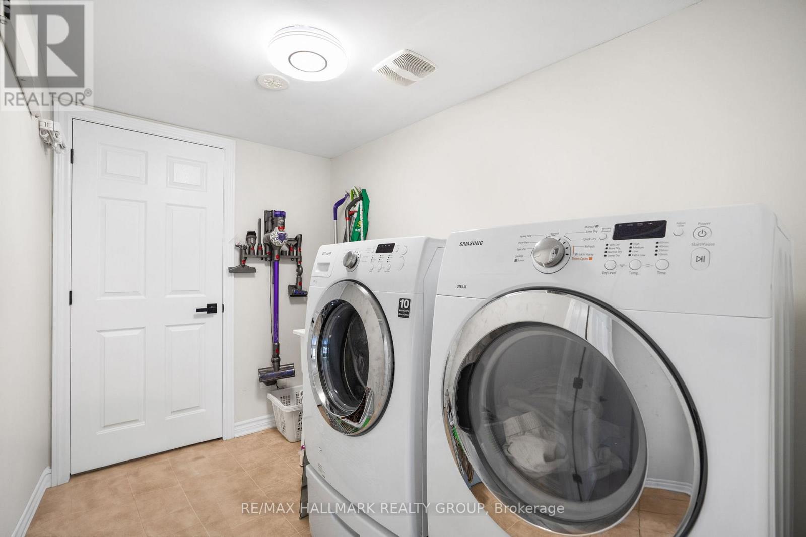 Photo 6 of 110 Sunshine Crescent, Ottawa ON