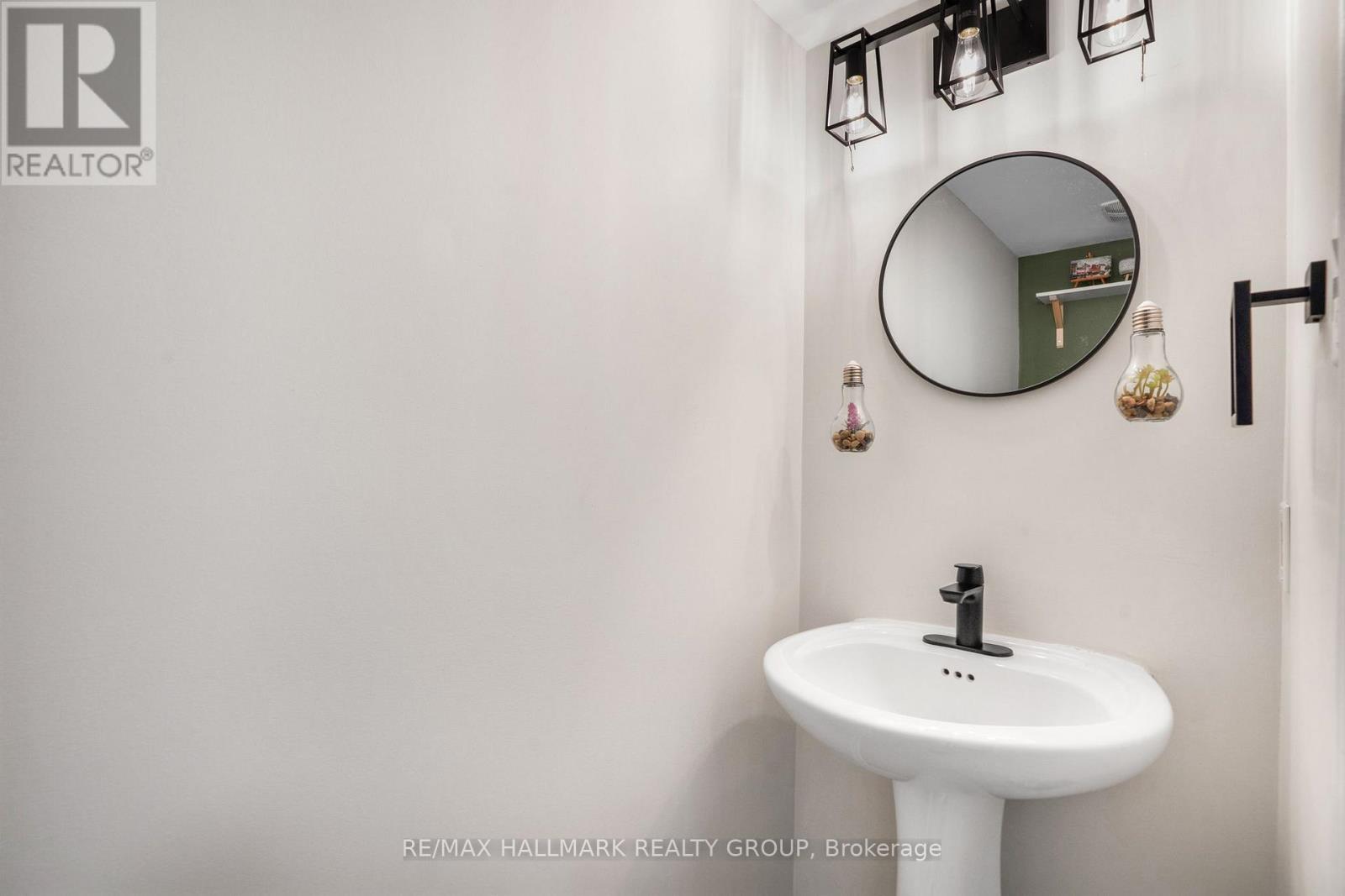 Photo 8 of 110 Sunshine Crescent, Ottawa ON
