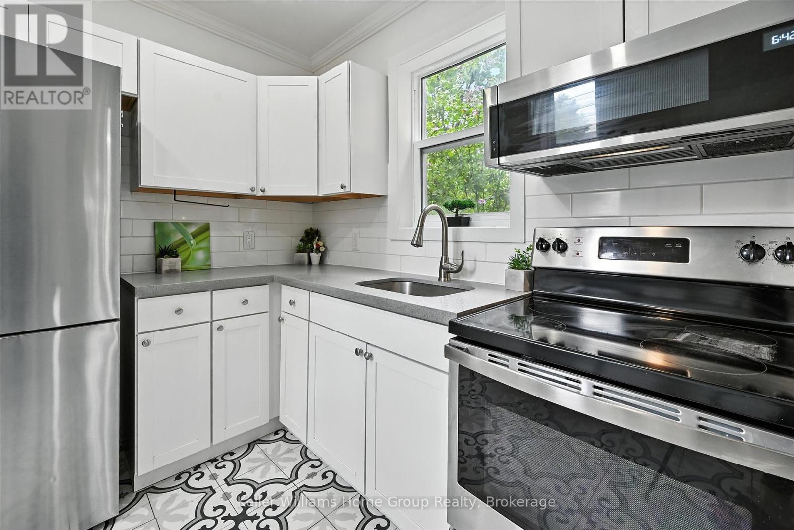 Photo 12 of 82 Rosemont Avenue, Hamilton ON