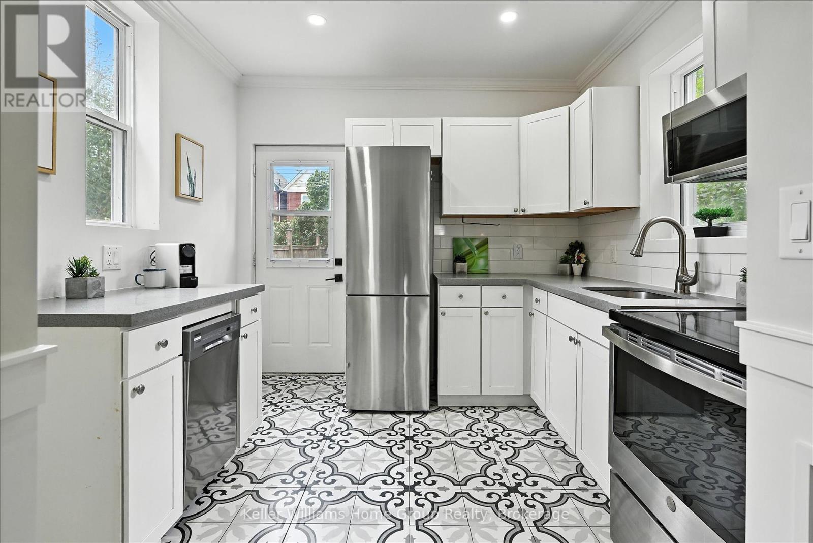 Photo 15 of 82 Rosemont Avenue, Hamilton ON