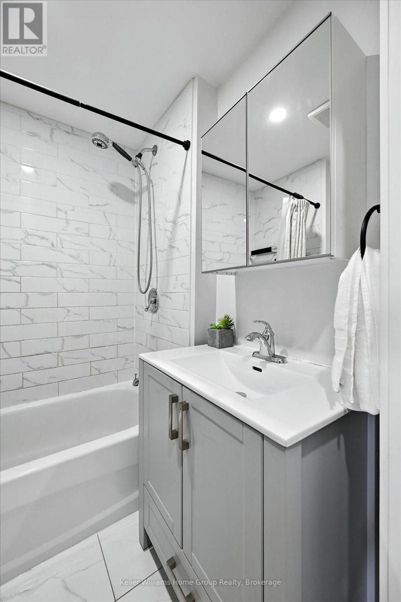 Photo 26 of 82 Rosemont Avenue, Hamilton ON