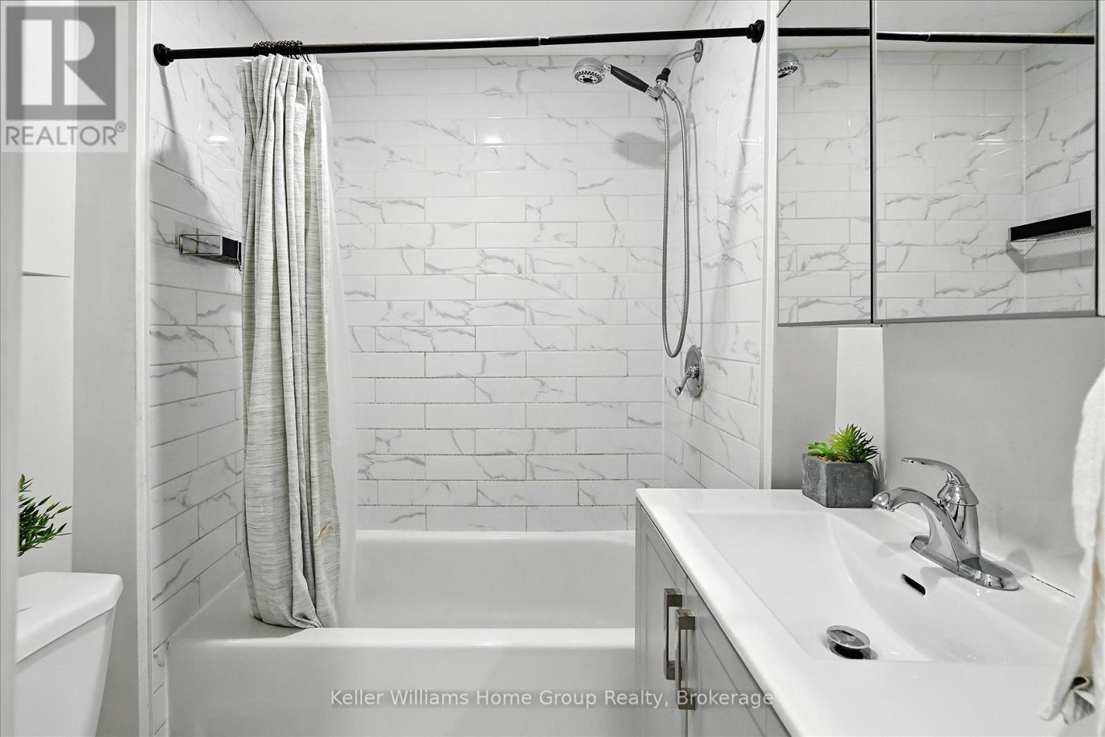Photo 27 of 82 Rosemont Avenue, Hamilton ON