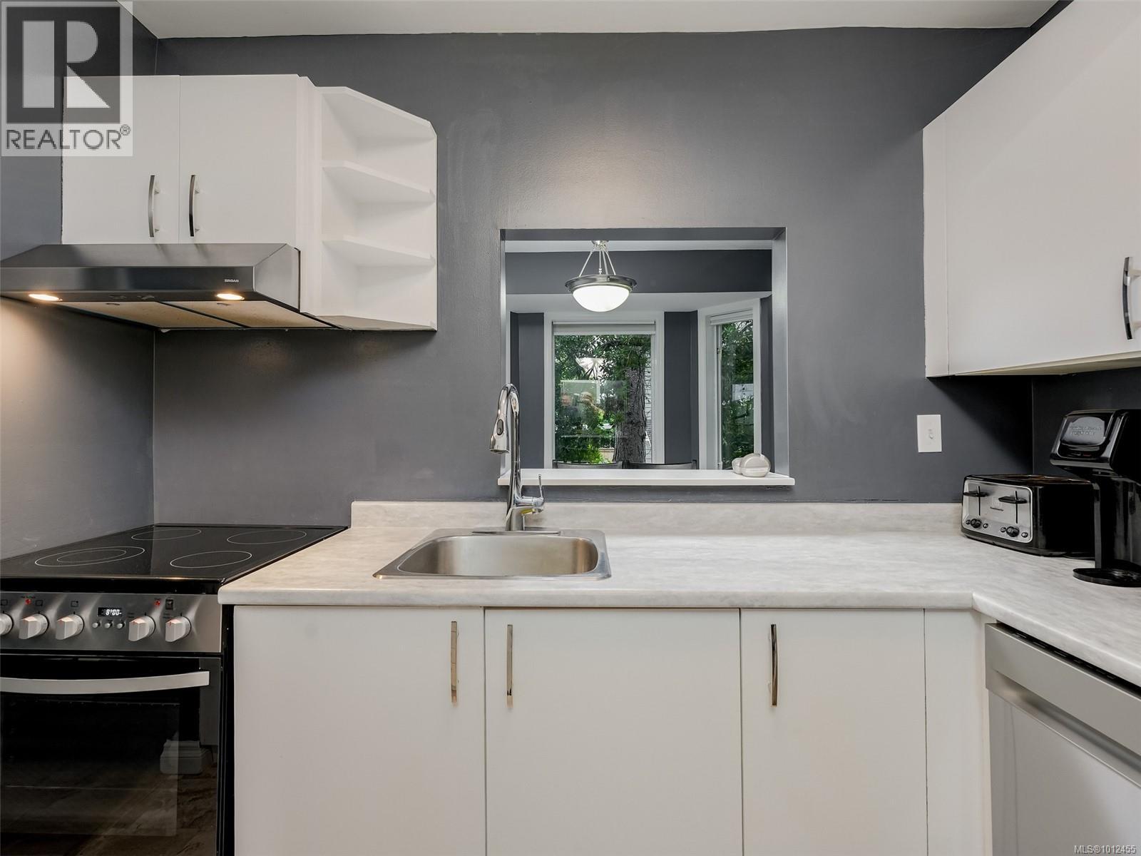 Photo 8 of 104 1039 Caledonia Ave, Victoria BC