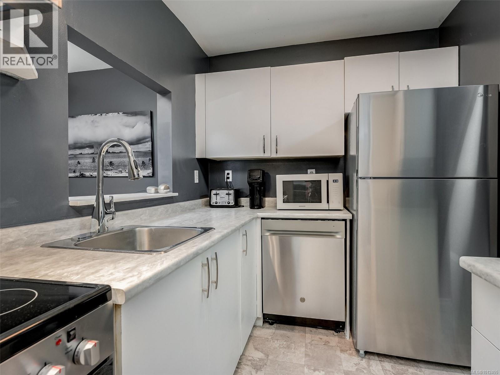 Photo 7 of 104 1039 Caledonia Ave, Victoria BC