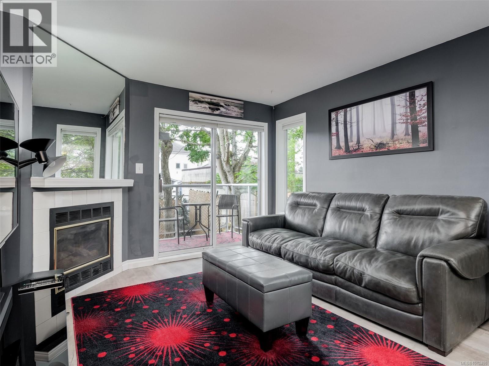 Photo 4 of 104 1039 Caledonia Ave, Victoria BC