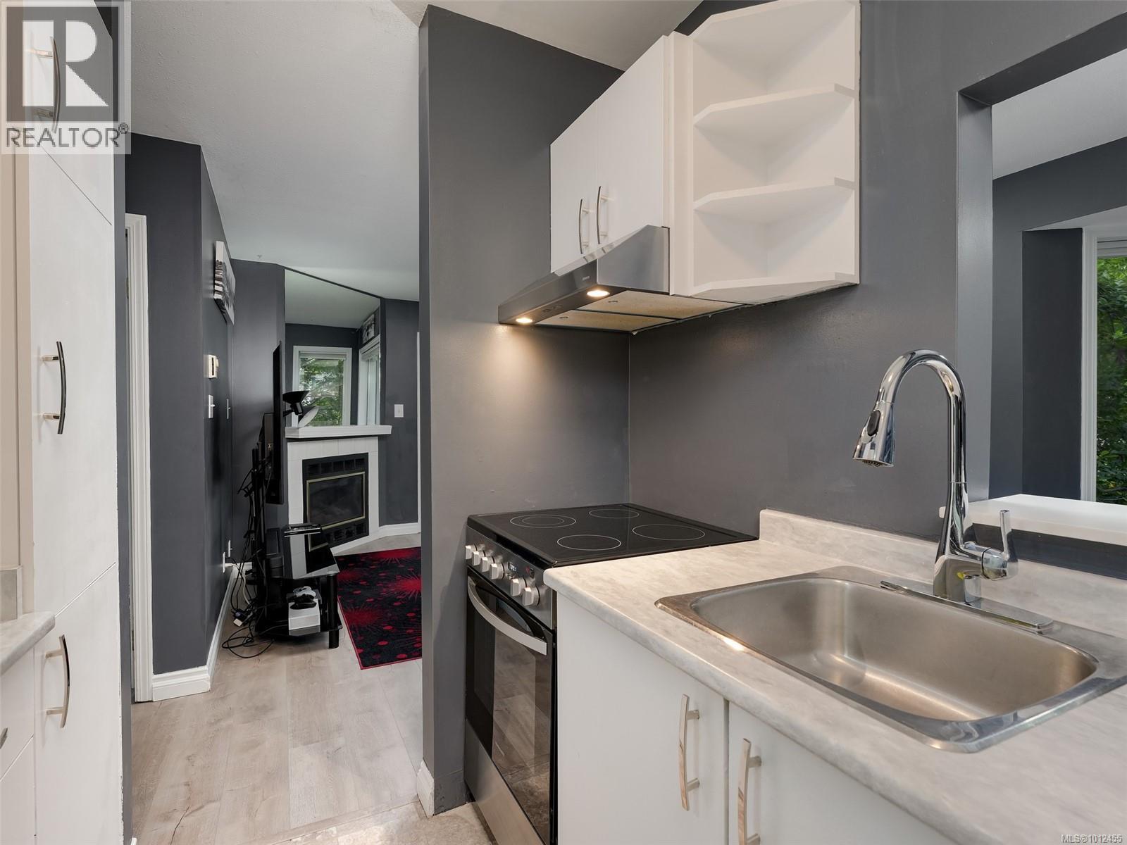Photo 9 of 104 1039 Caledonia Ave, Victoria BC