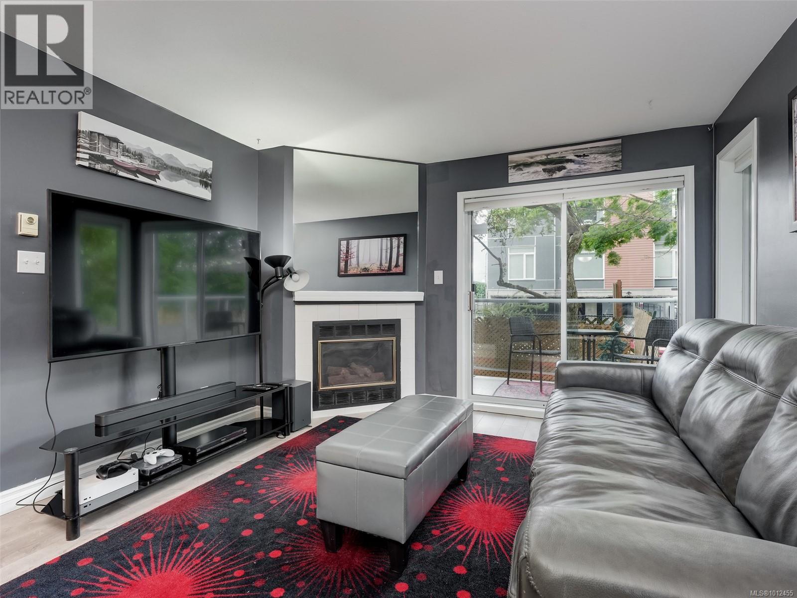 Photo 2 of 104 1039 Caledonia Ave, Victoria BC