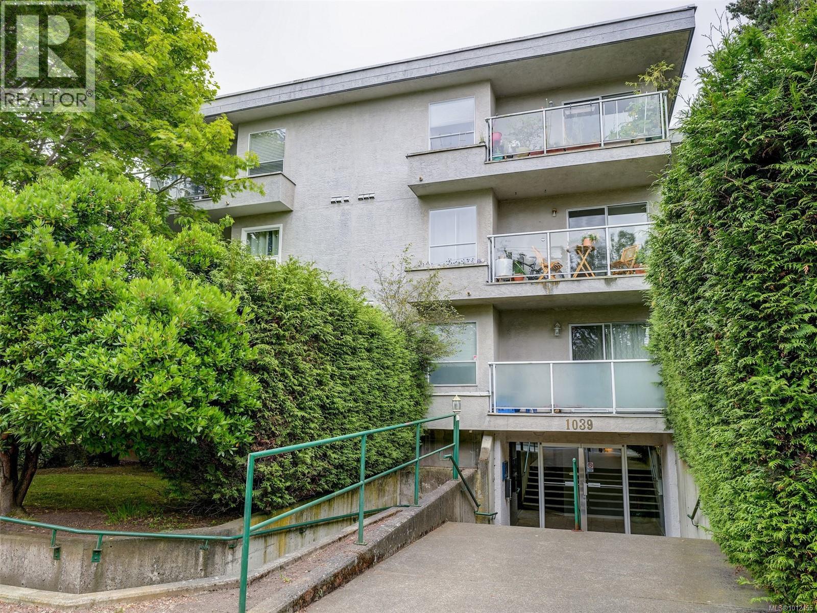 Photo 1 of 104 1039 Caledonia Ave, Victoria BC