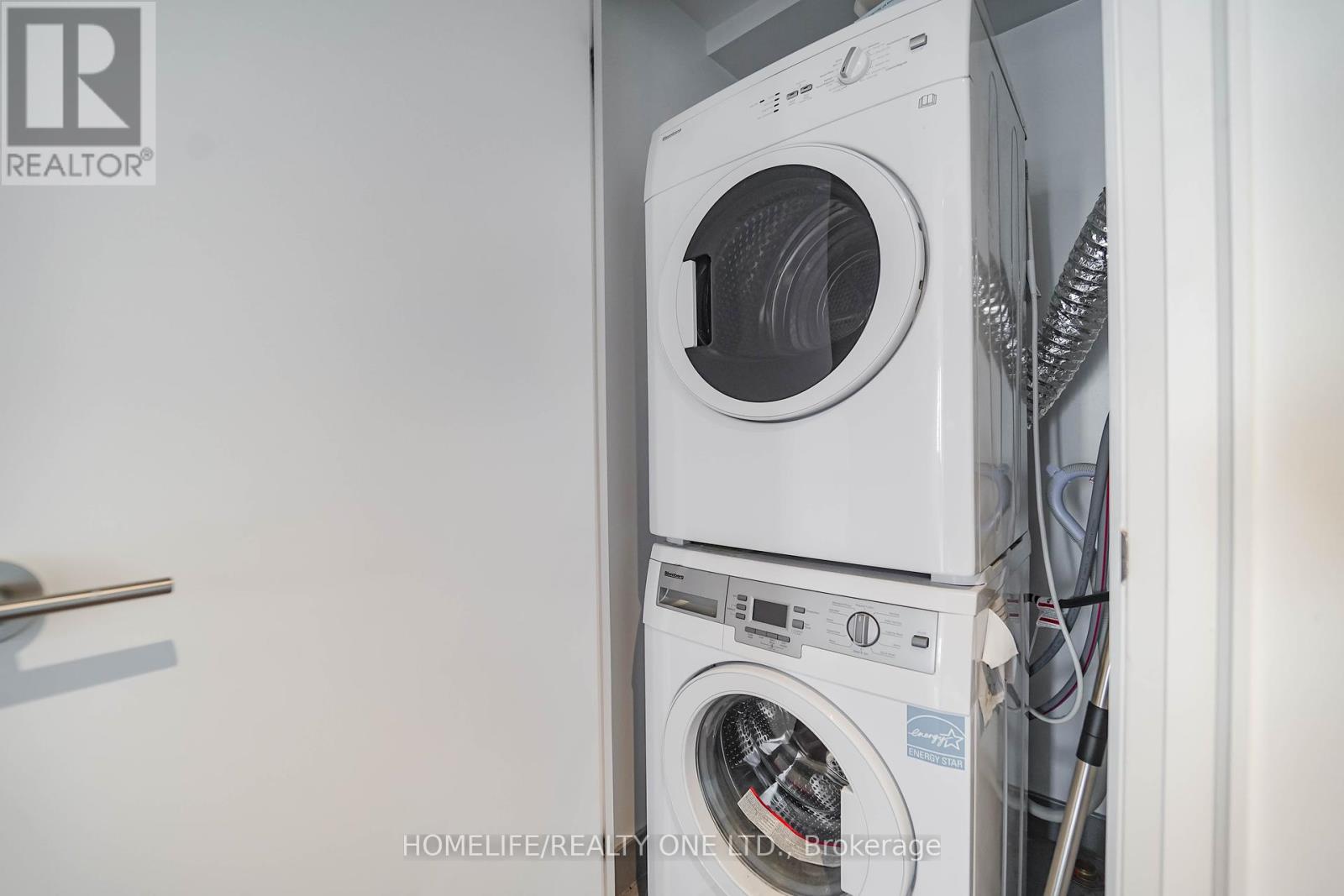 Photo 12 of 2915 155 Yorkville Avenue, Toronto ON