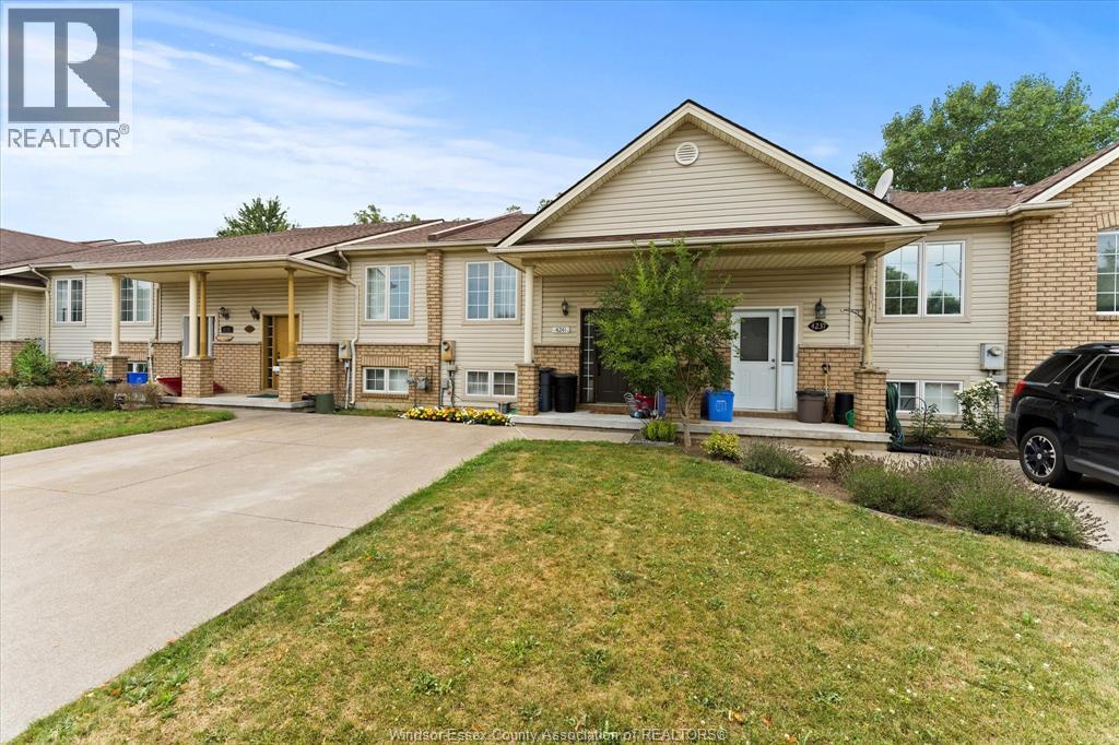 Photo 3 of 4241 Pioneer Avenue, Windsor ON