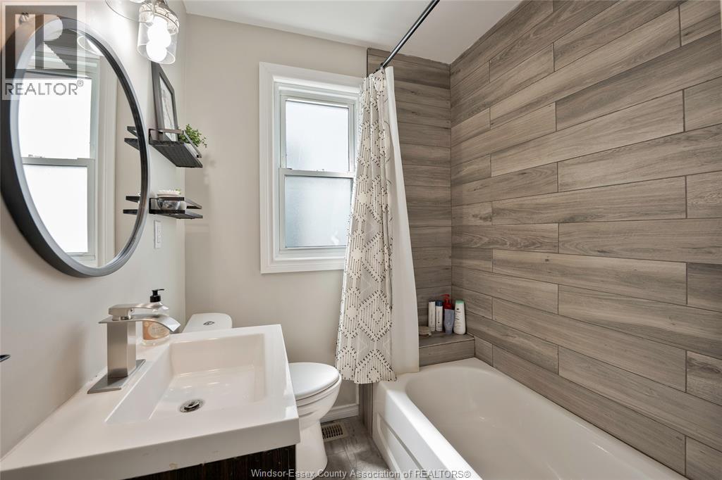 Photo 16 of 1072 Elm Avenue, Windsor ON