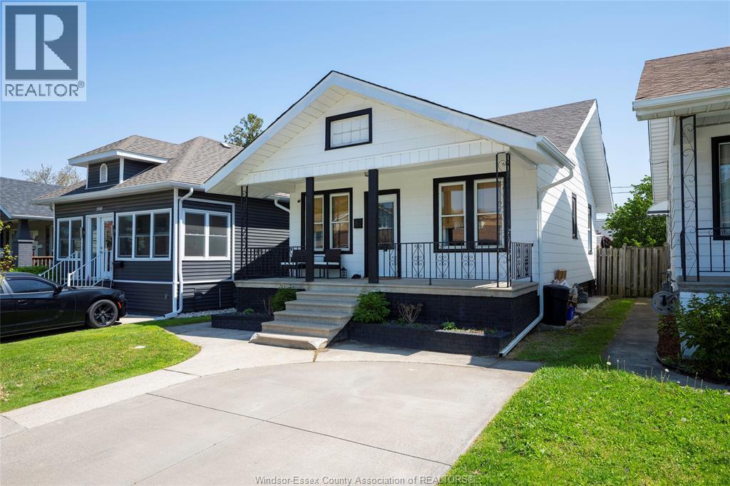 Photo 2 of 1072 Elm Avenue, Windsor ON