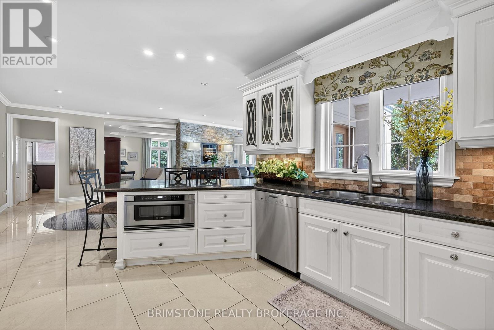Photo 9 of 123 Salamander Court, Vaughan ON
