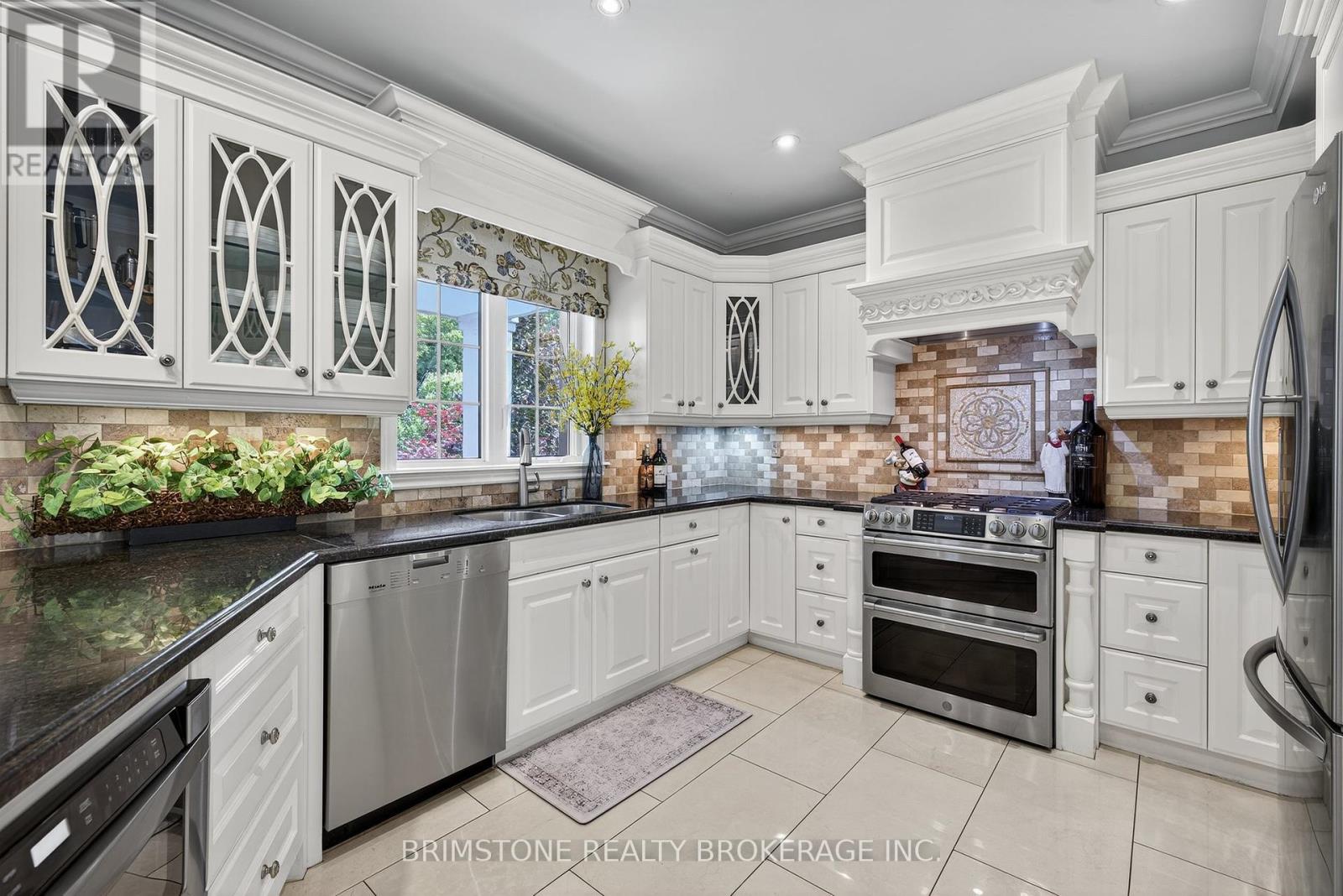 Photo 8 of 123 Salamander Court, Vaughan ON
