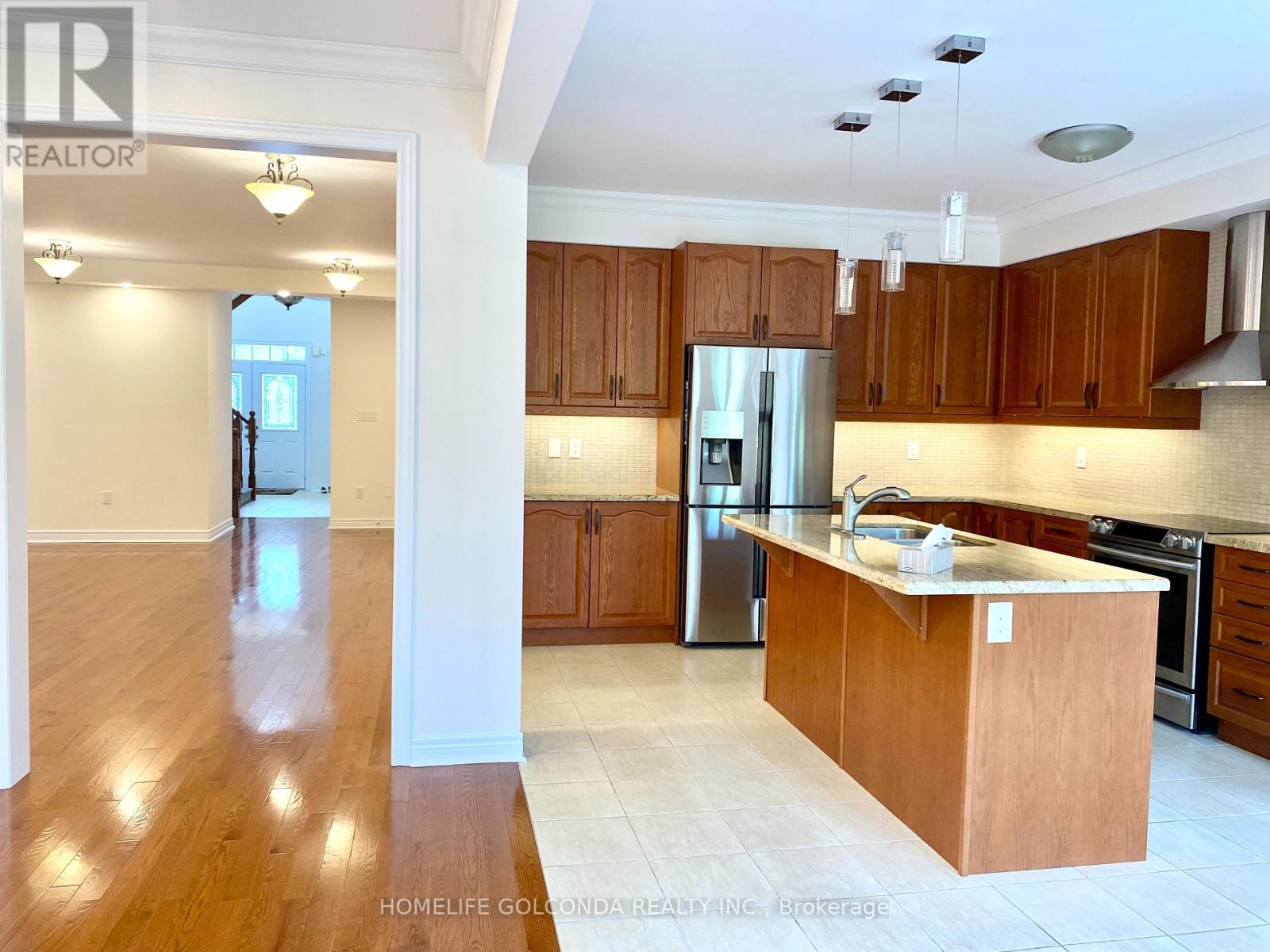 Photo 11 of 160 Chouinard Way, Aurora ON