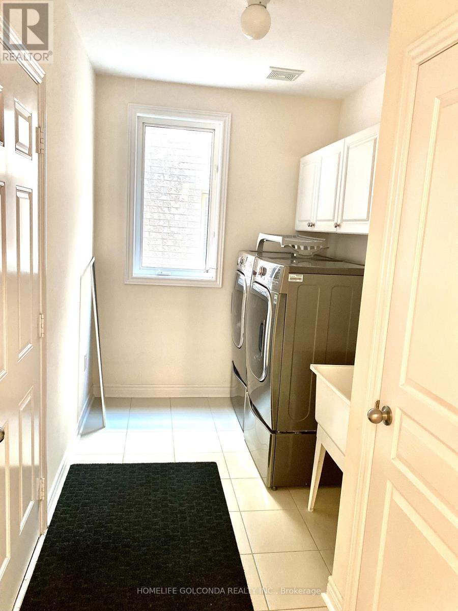 Photo 13 of 160 Chouinard Way, Aurora ON