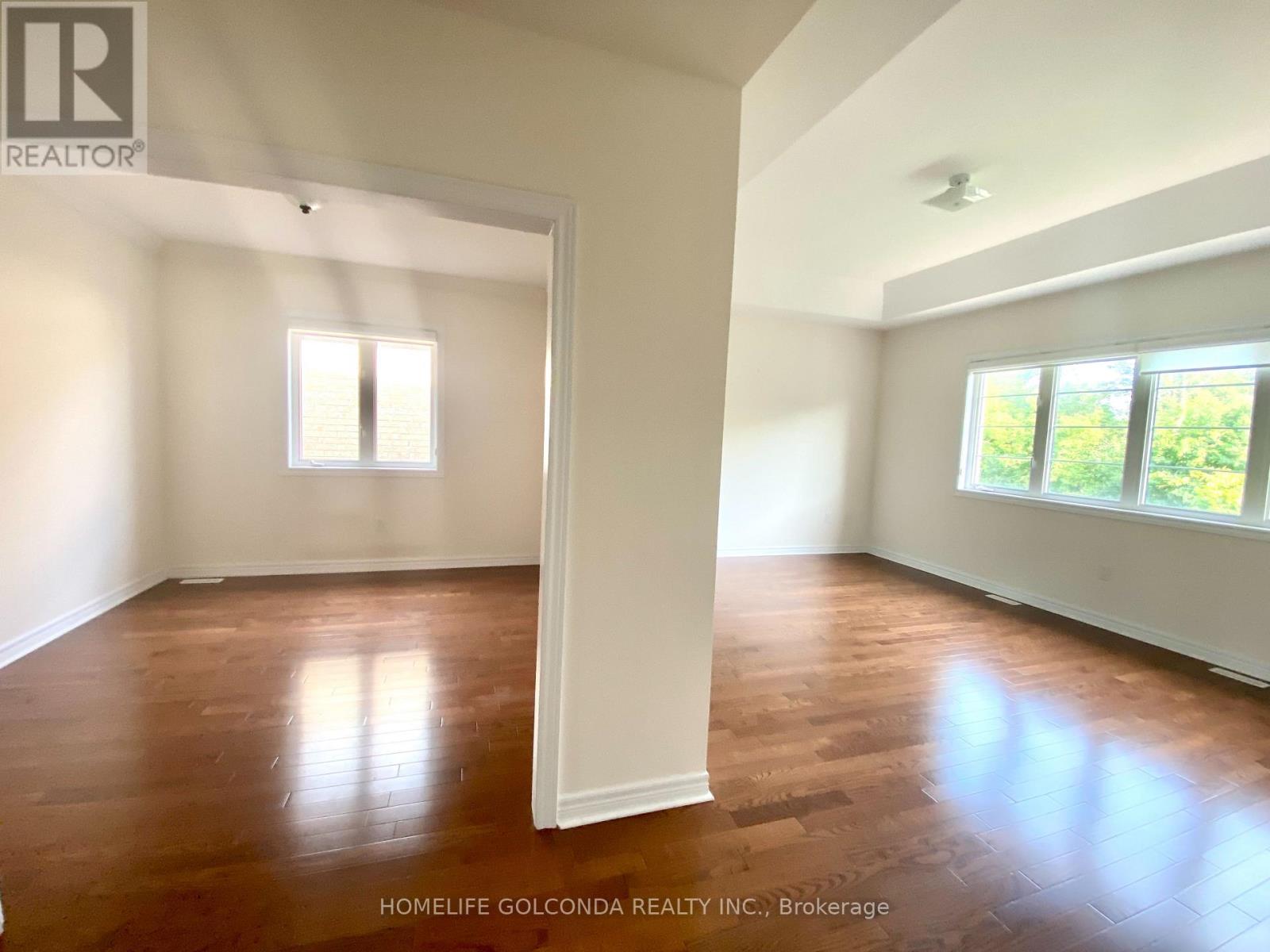 Photo 15 of 160 Chouinard Way, Aurora ON