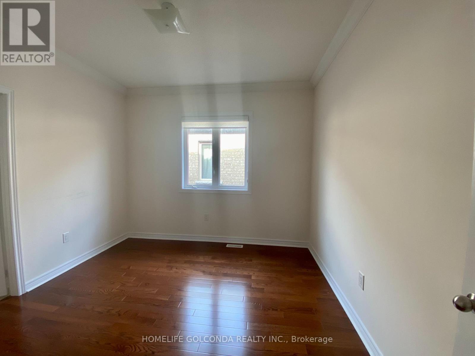 Photo 16 of 160 Chouinard Way, Aurora ON