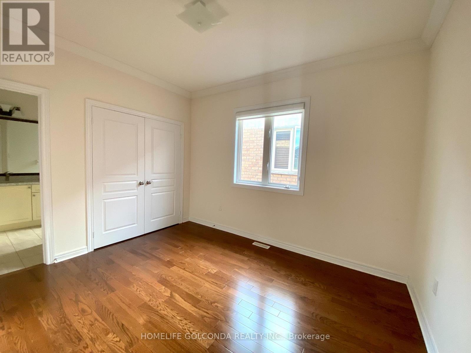 Photo 17 of 160 Chouinard Way, Aurora ON