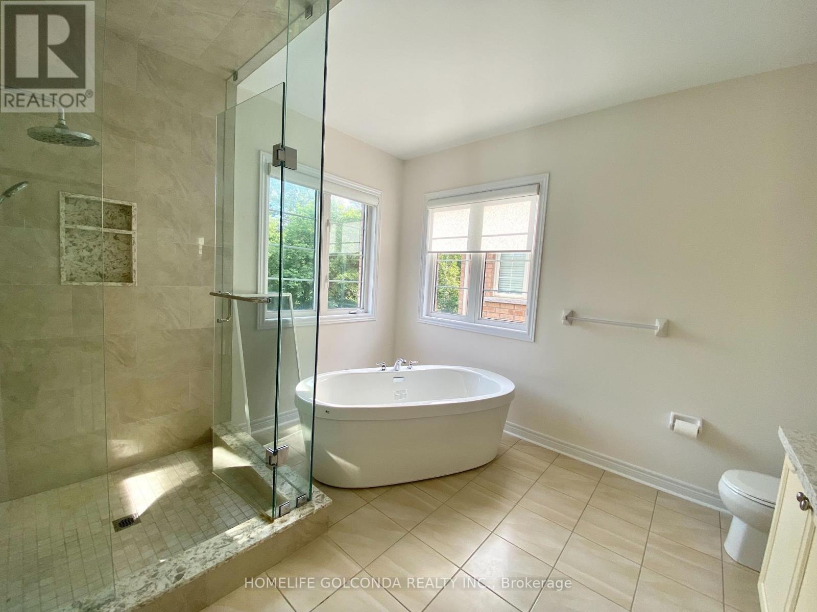 Photo 19 of 160 Chouinard Way, Aurora ON