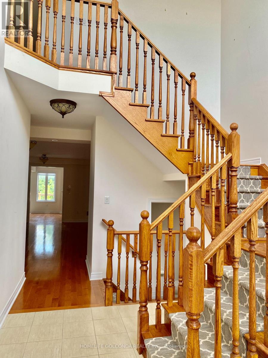 Photo 2 of 160 Chouinard Way, Aurora ON