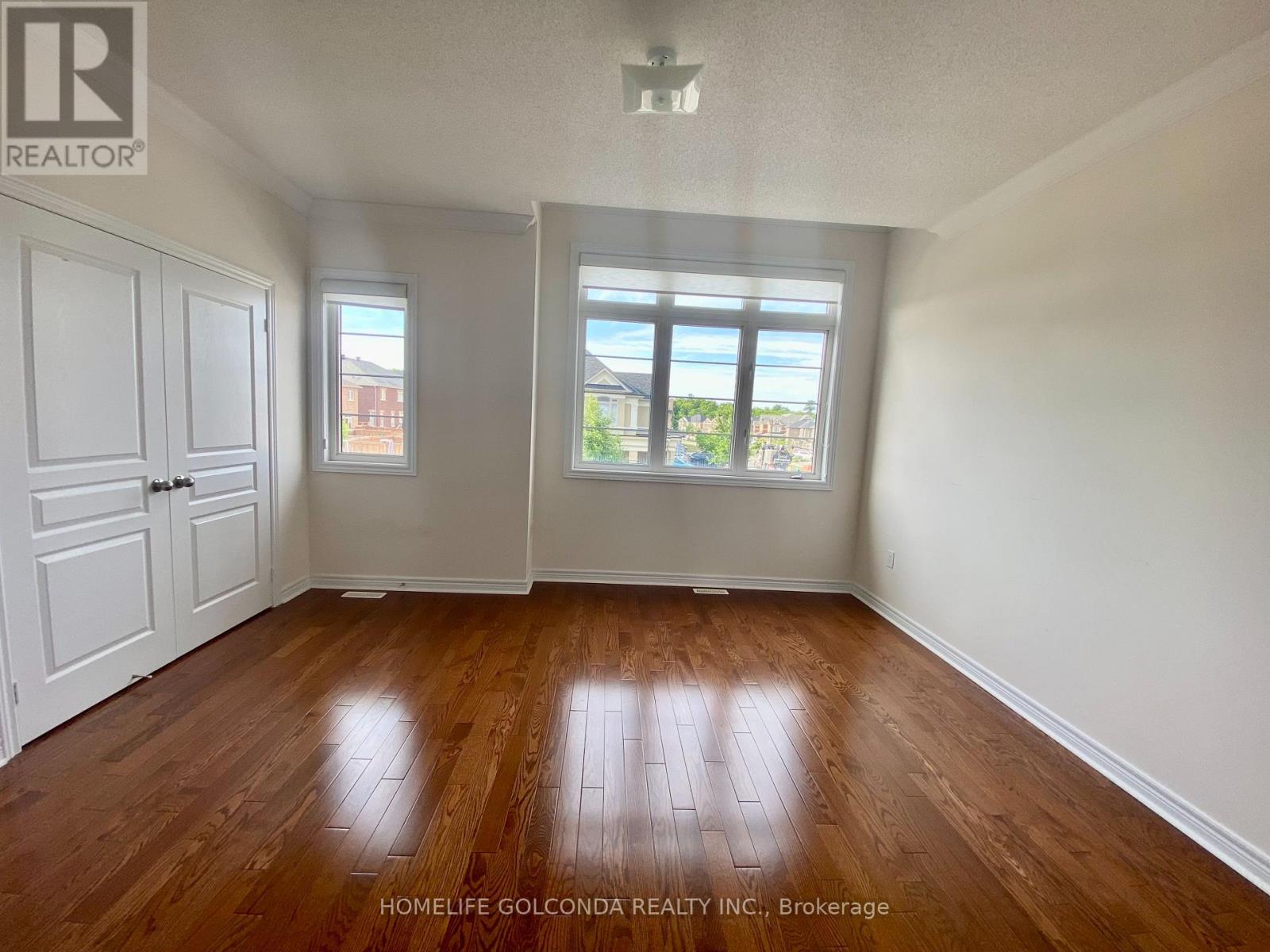 Photo 21 of 160 Chouinard Way, Aurora ON