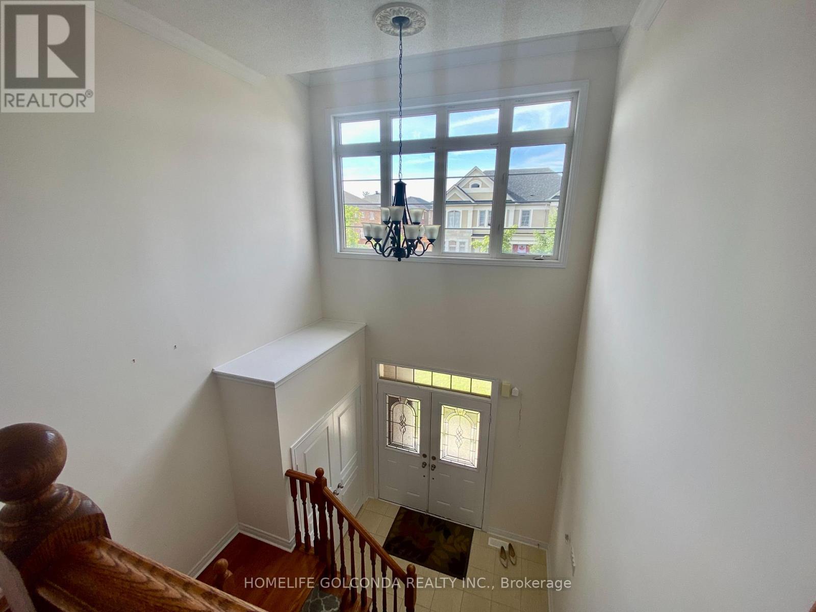 Photo 22 of 160 Chouinard Way, Aurora ON