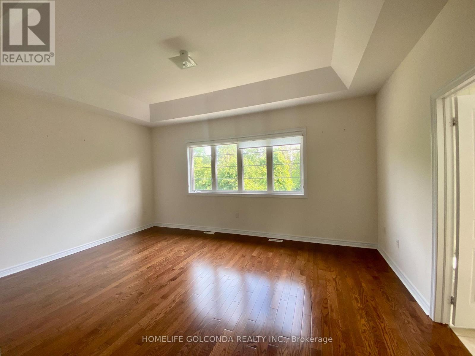 Photo 23 of 160 Chouinard Way, Aurora ON