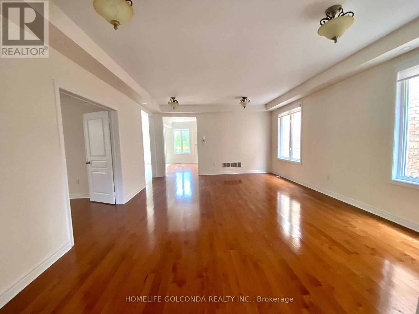 Photo 24 of 160 Chouinard Way, Aurora ON