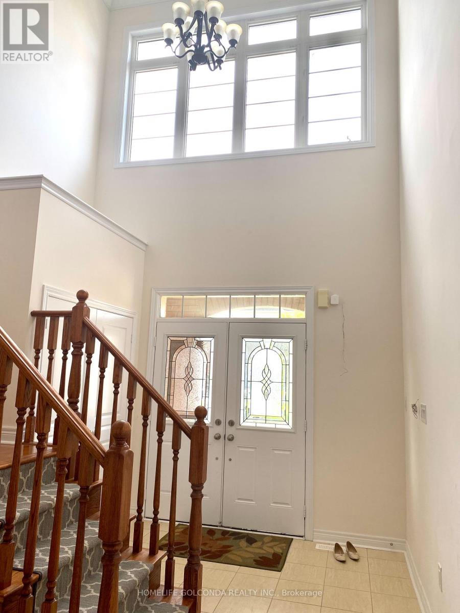 Photo 3 of 160 Chouinard Way, Aurora ON