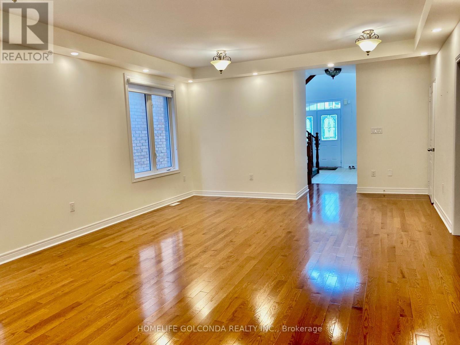 Photo 4 of 160 Chouinard Way, Aurora ON