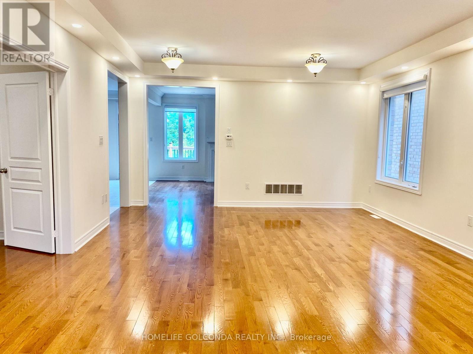Photo 5 of 160 Chouinard Way, Aurora ON