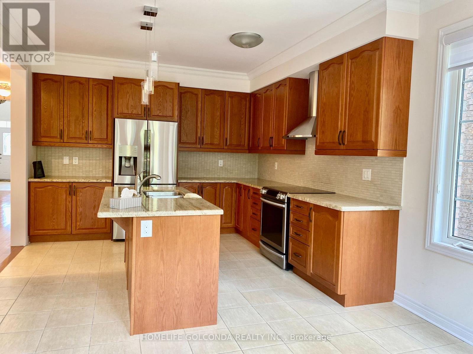 Photo 7 of 160 Chouinard Way, Aurora ON