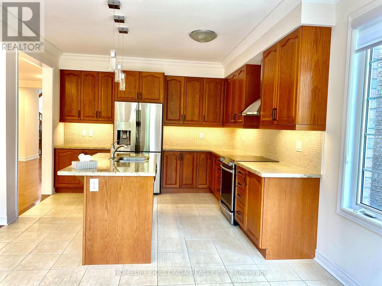 Photo 8 of 160 Chouinard Way, Aurora ON