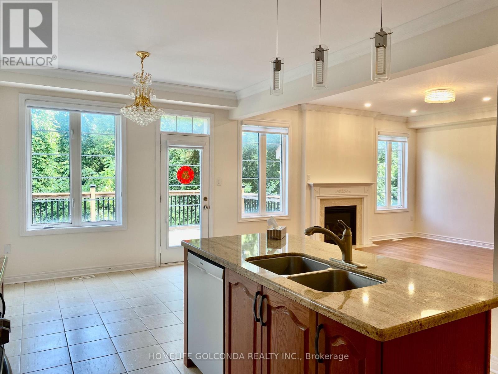 Photo 9 of 160 Chouinard Way, Aurora ON