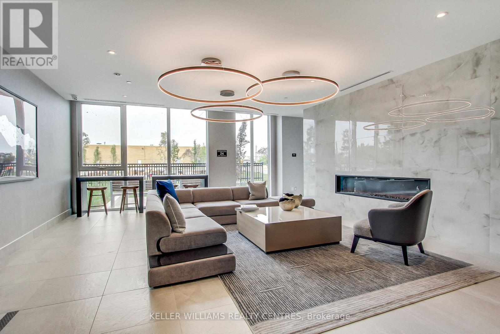 Photo 5 of 419 185 Deerfield Road, Newmarket ON
