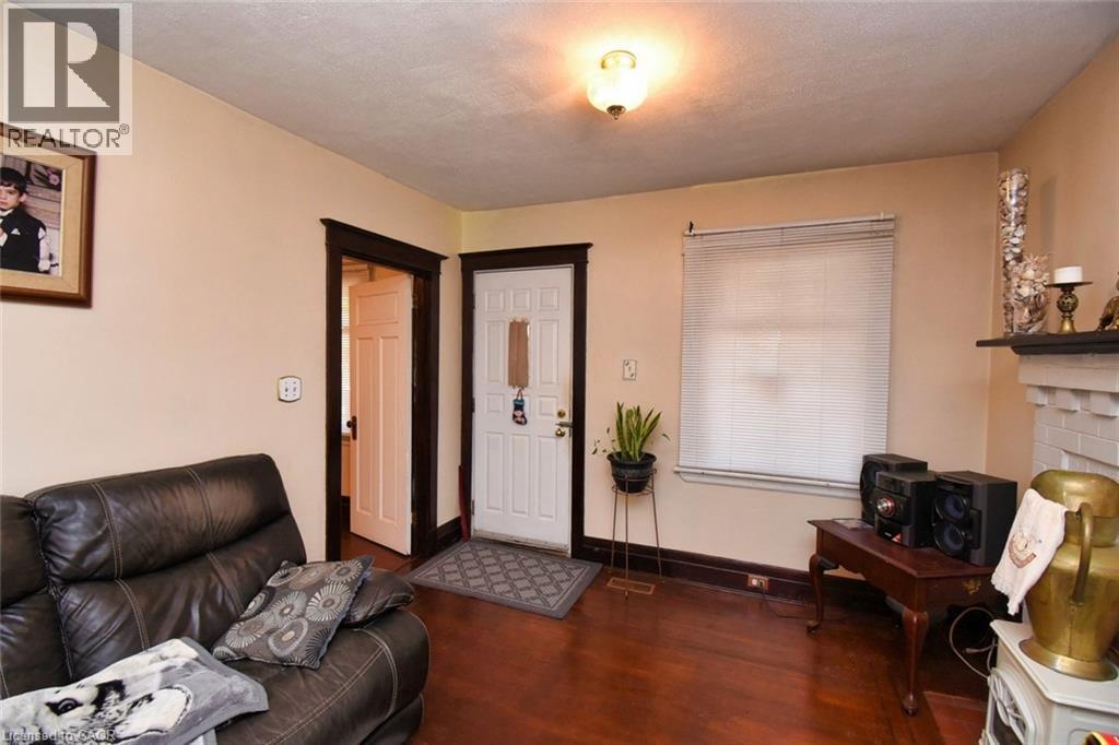 Photo 3 of 17 Park Row N, Hamilton ON