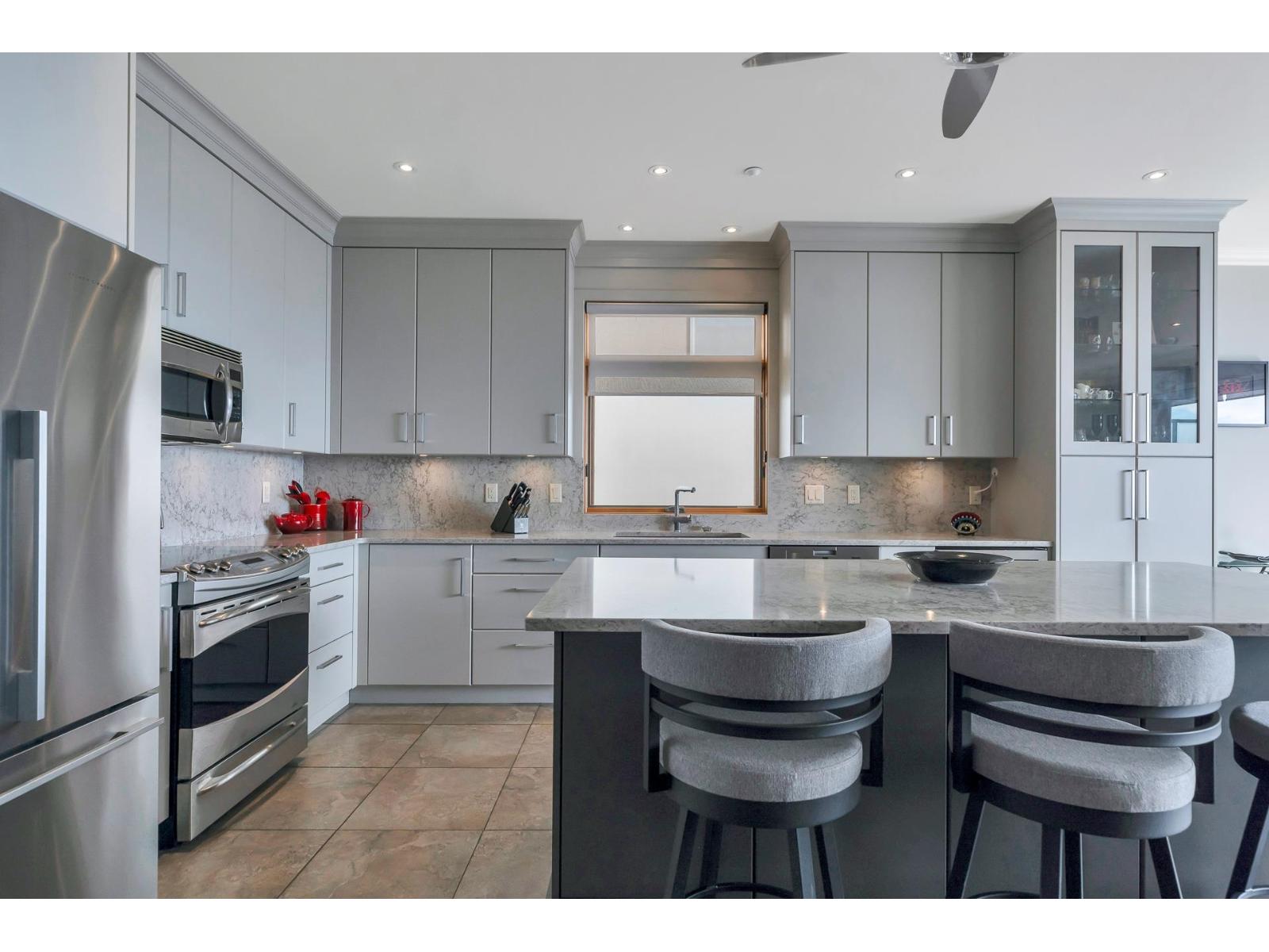 Photo 6 of 15364 Victoria Avenue, White Rock BC