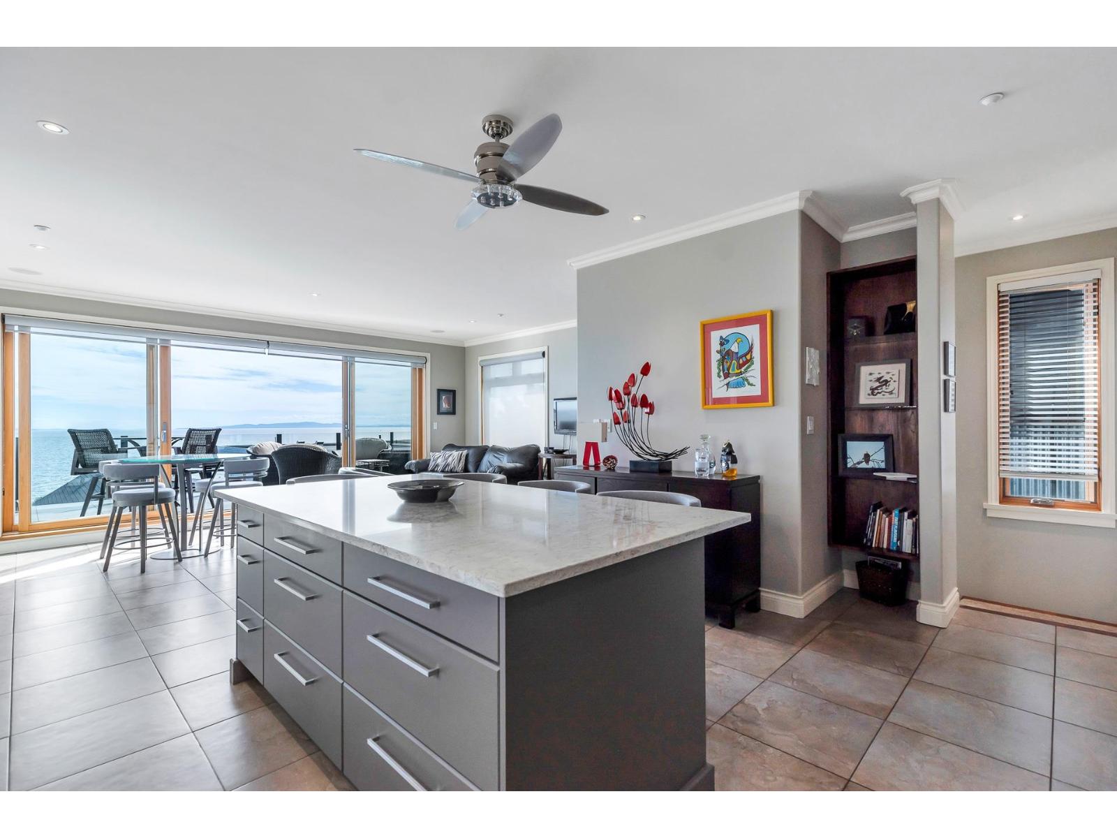 Photo 10 of 15364 Victoria Avenue, White Rock BC