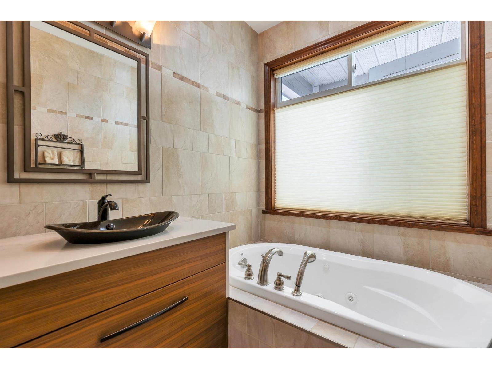 Photo 32 of 15364 Victoria Avenue, White Rock BC