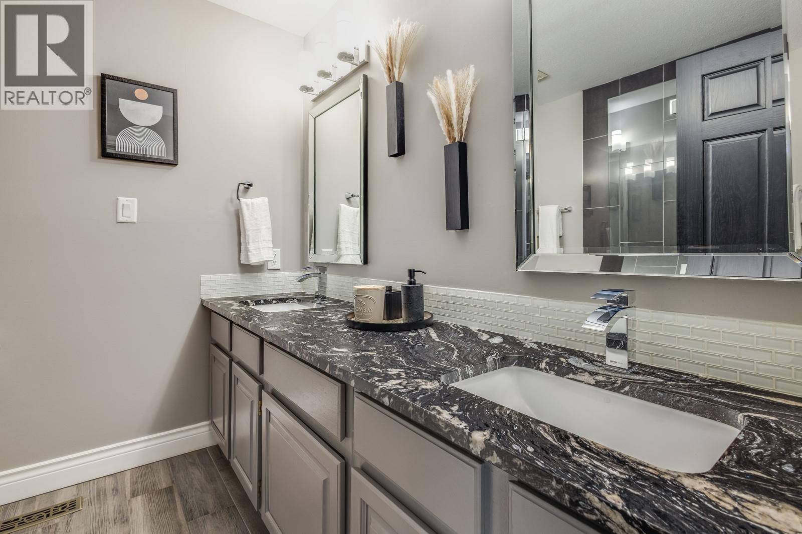  4812 Lakeshore Place, Kelowna
