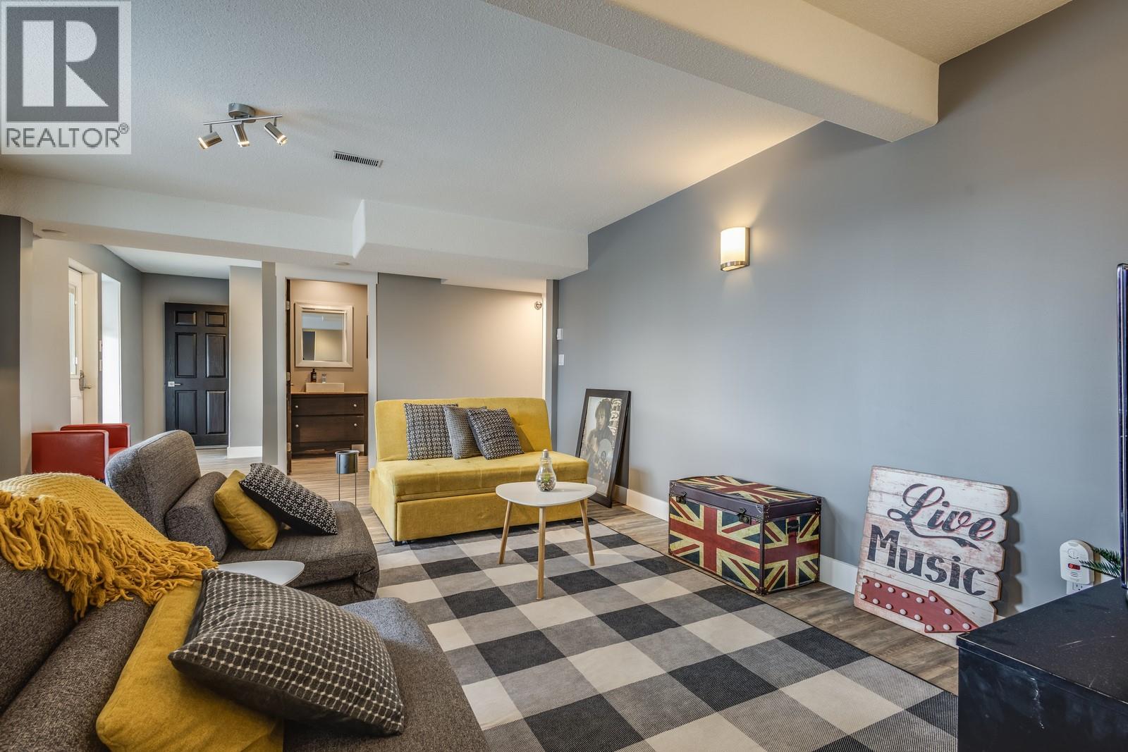  4812 Lakeshore Place, Kelowna